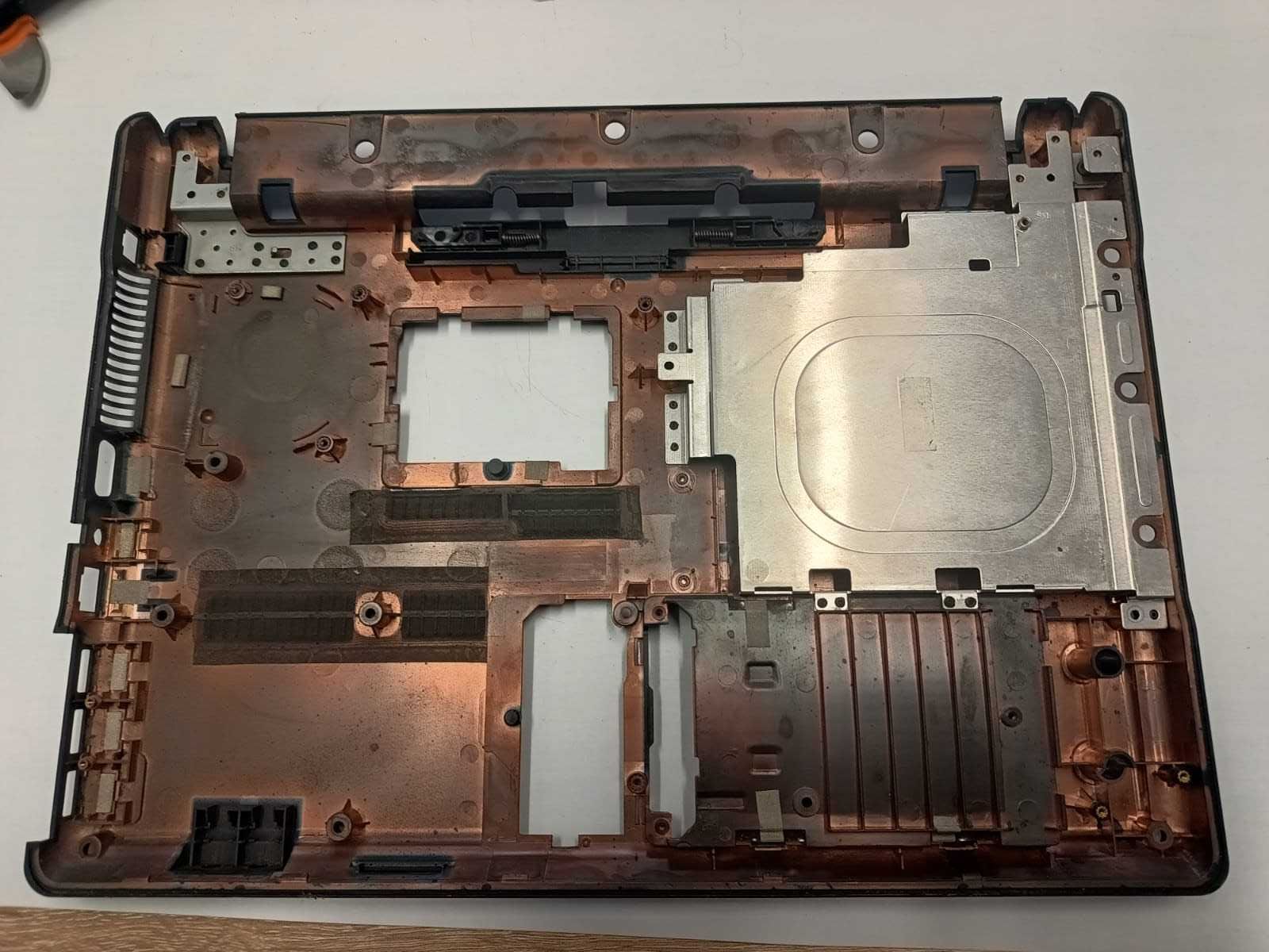 Dolna obudowa laptopa HP Compaq 6720S.
