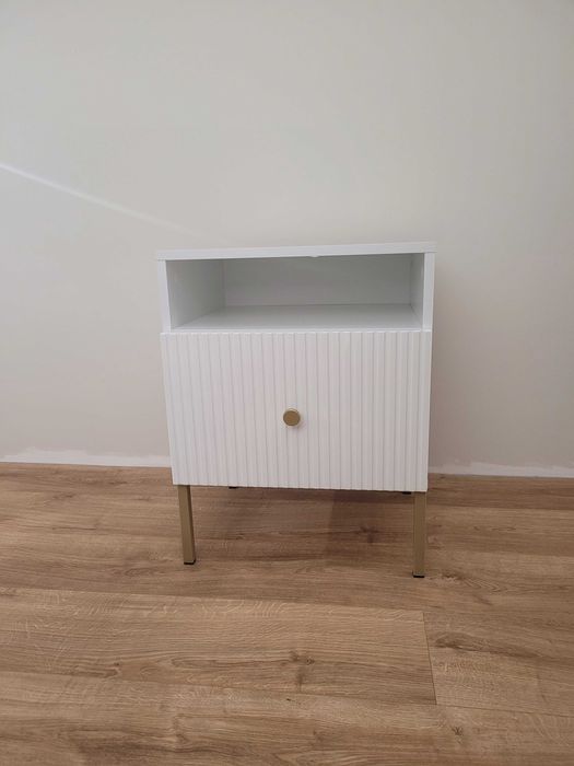 Biała szafka nocna ryflowana Viena z szufladą, złote nogi