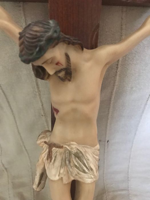 Crucifixo em madeira com Cristo em marfinite