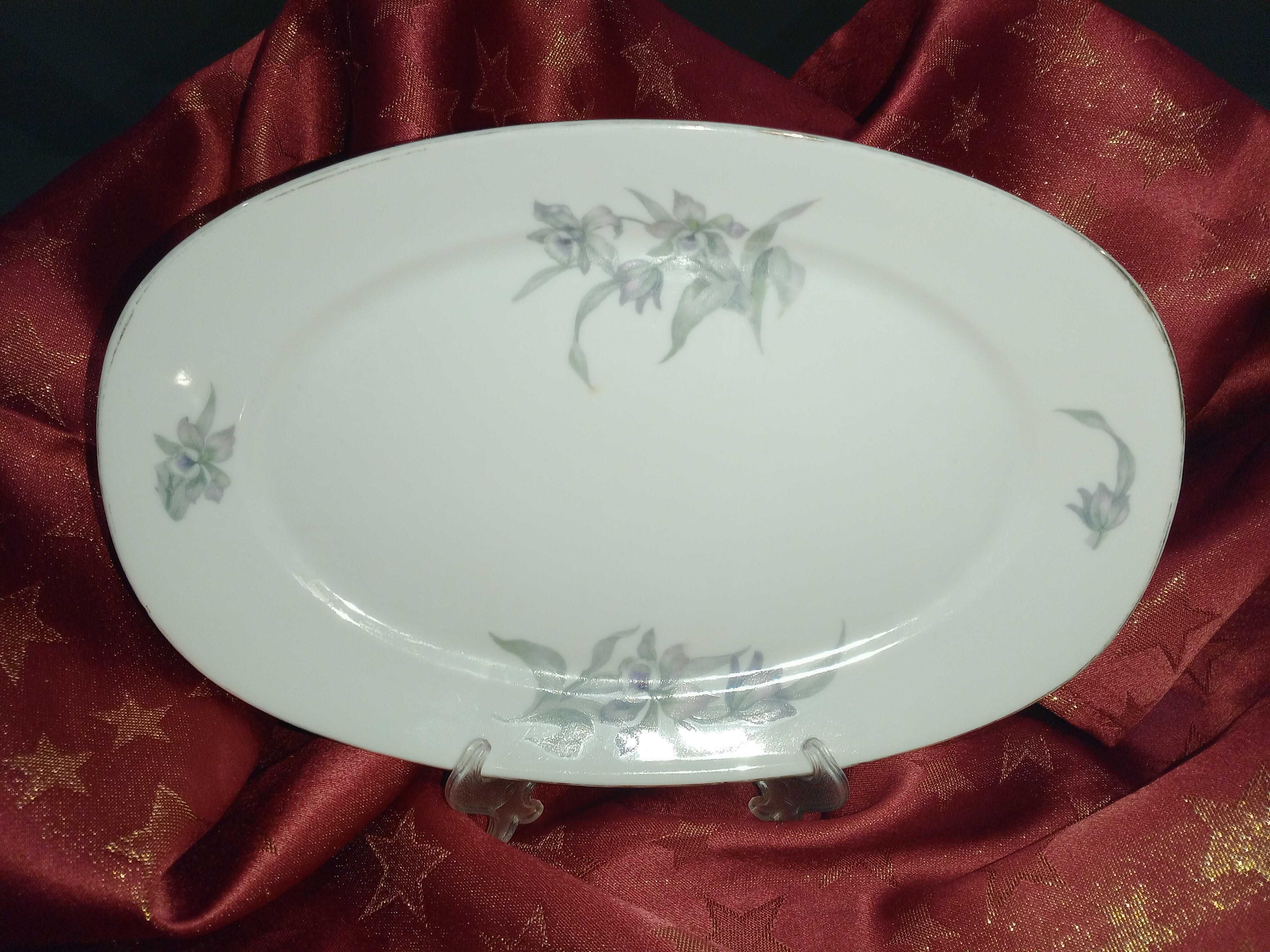 Półmisek porcelanowy w białym kolorze w kwiaty i z złotą obwódką.