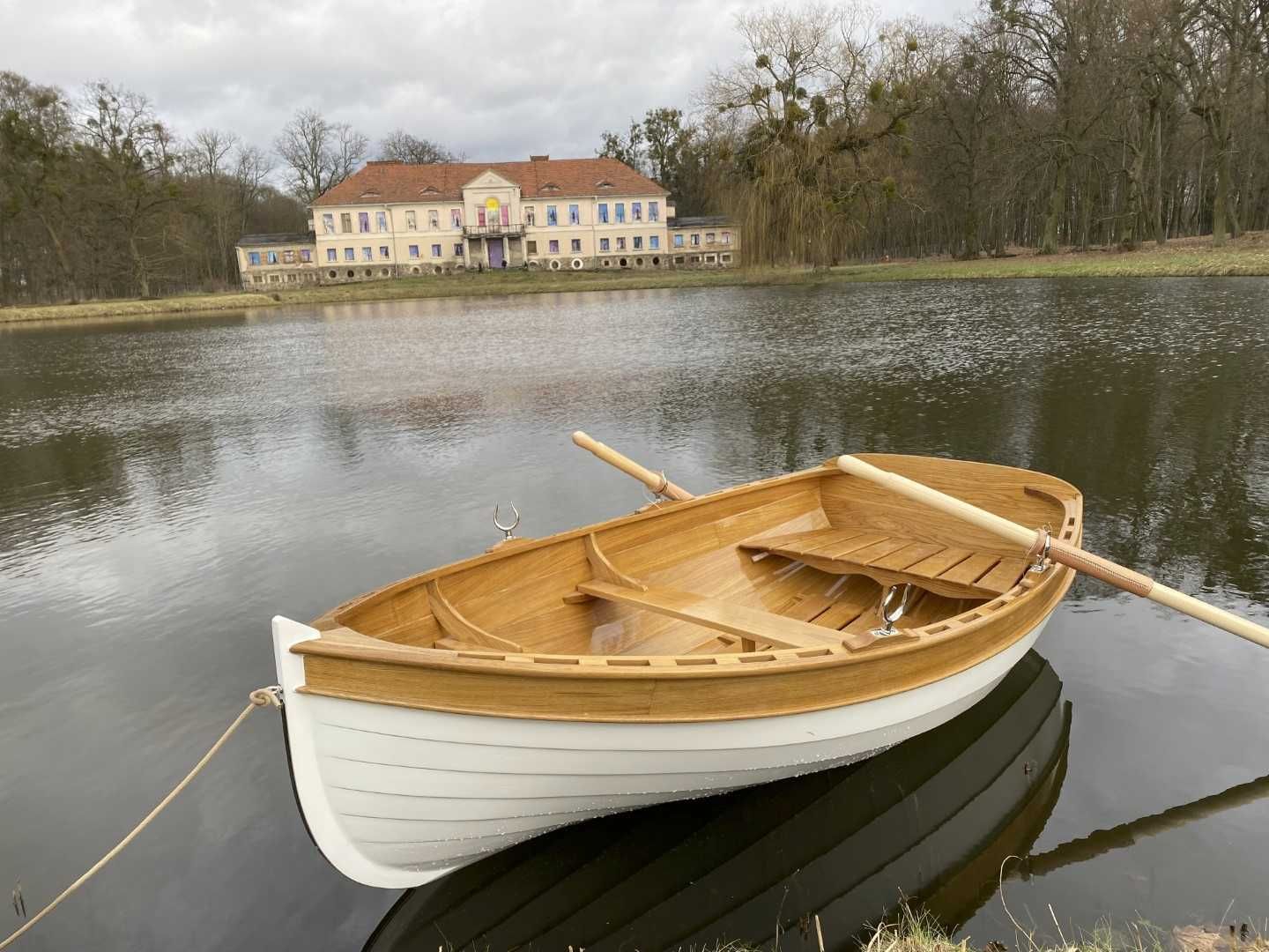 Łódź, łódka drewniana, żaglówka, bączek dingi, dinghy, jacht