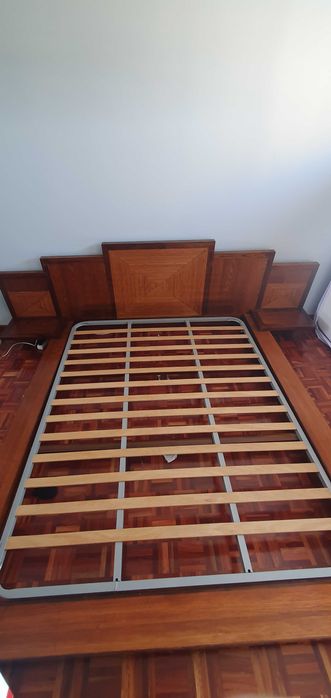 Cama de casal usada.