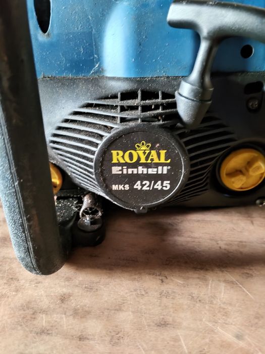 Motosserra a trabalhar (falta lâmina e trilho)