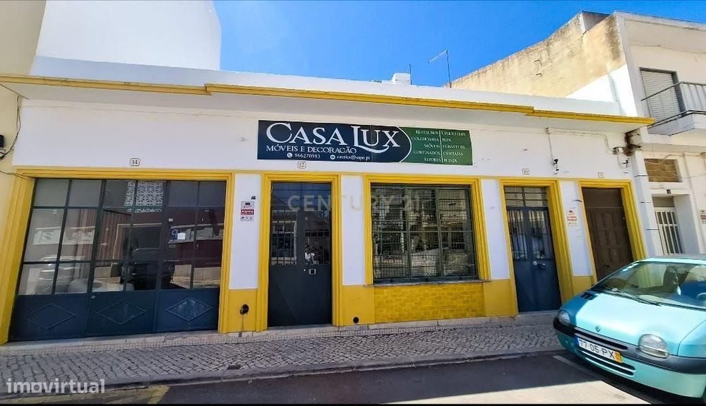 Moradia T3+2 com Terraço, Pátio e Espaço Comercial em São Bartolomeu d