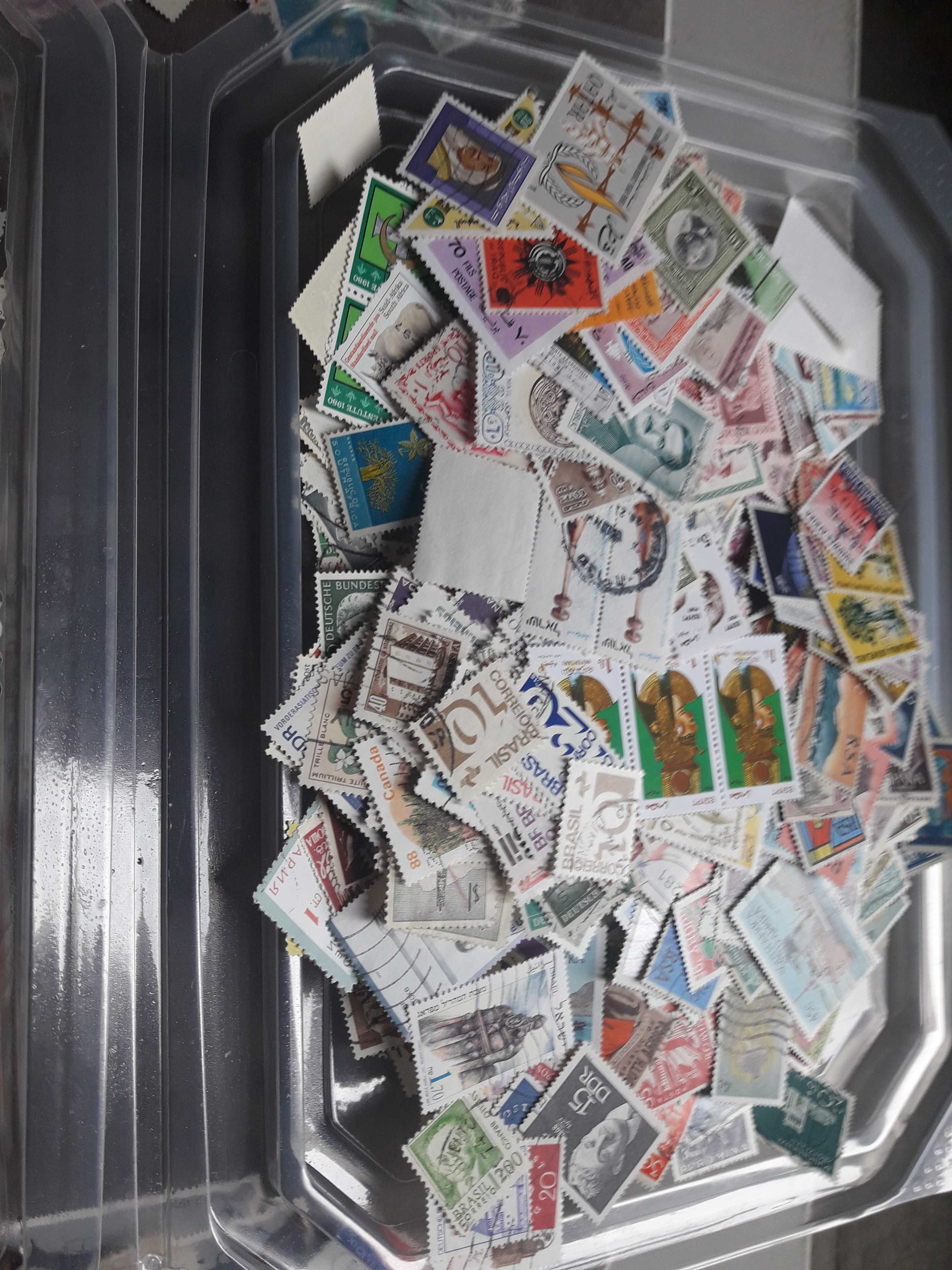 SELOS DO MUNDO Caixa com mais de 10.000 selos do Mundo