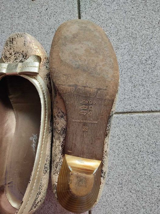 Sapatos dourados para cerimónia