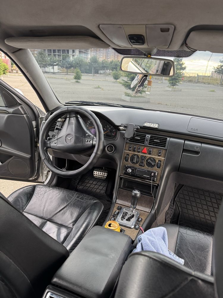 Мерсадес 210 автомат 2.1 дизель