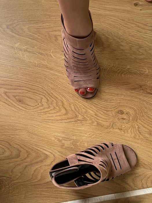 Замшеві нові босоніжки з відкритим носком Gelsomino