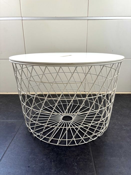 Mesa de arrumação branca com cesto em metal