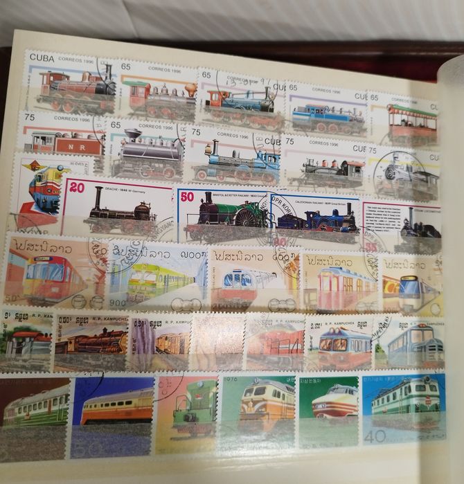 Classificador com 250 selos diferentes temática comboios