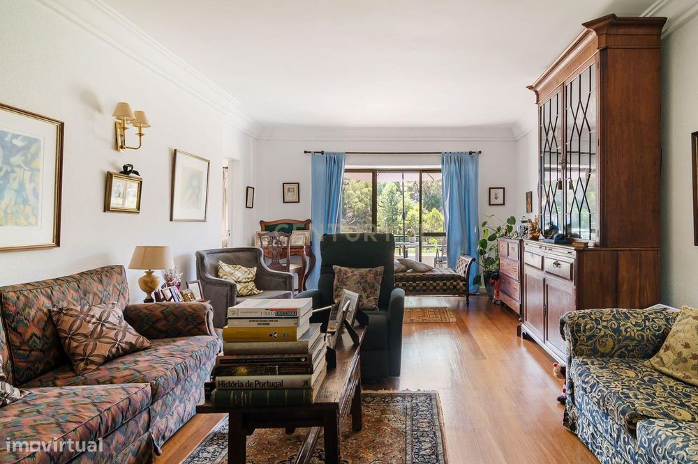 Apartamento T3+1 com varandas e terraço, junto ao Mercado da Vila, Cas