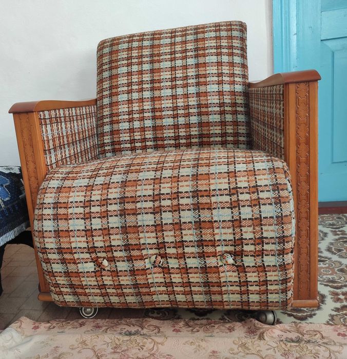 Продам два кресла мягкие на колесиках.