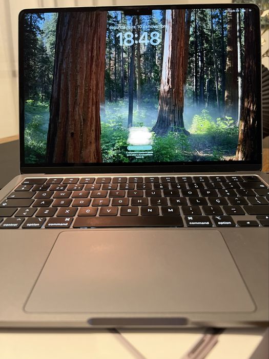 MacBook Air (13", M2 series)