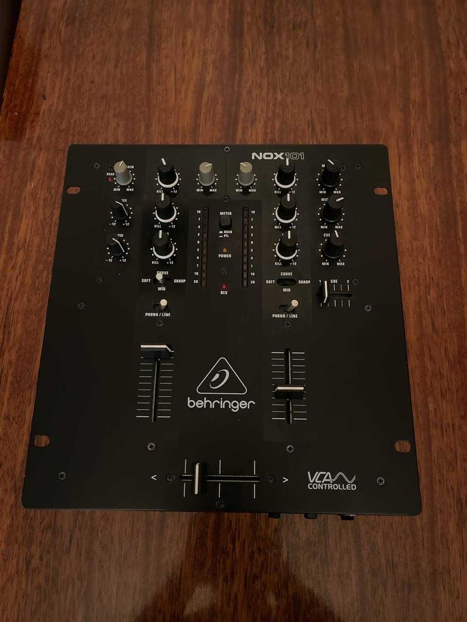 Behringer NOX101 Dj mixer