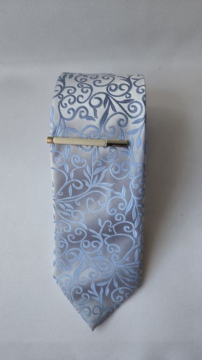 Elegancja w każdym detalu – klasyczny krawat z spinką