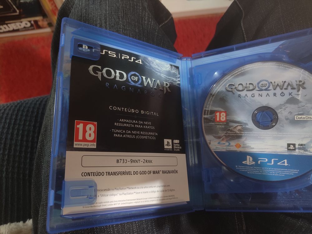 God of War Ragnarok PS4 e Hogwarts Legacy PS4