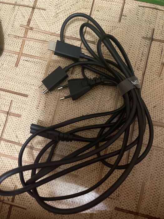 Xbox Series S з чорним геймпадом та гарнітурою