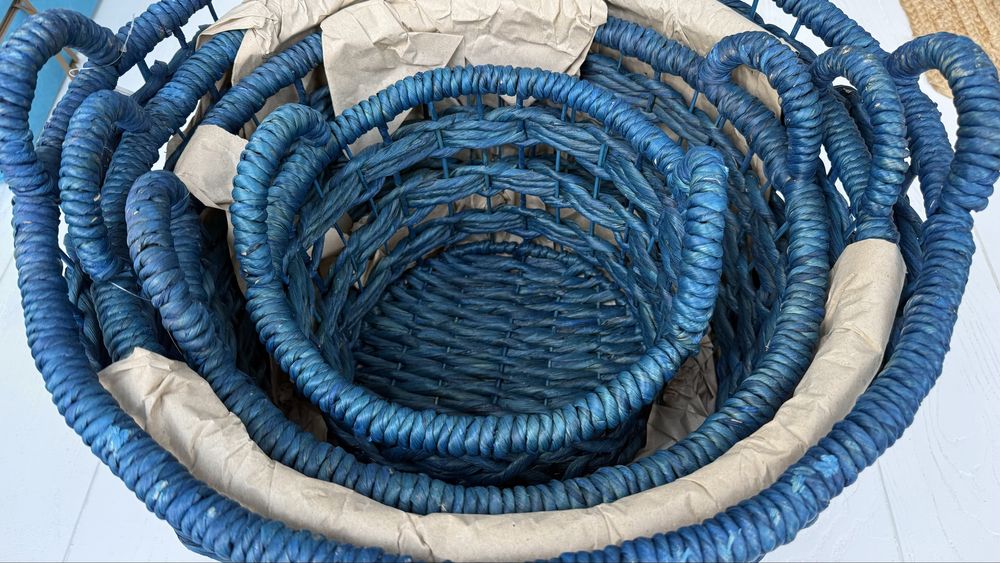 Bardzo duży niebieski kosz wiklinowy (srednica 50 cm)