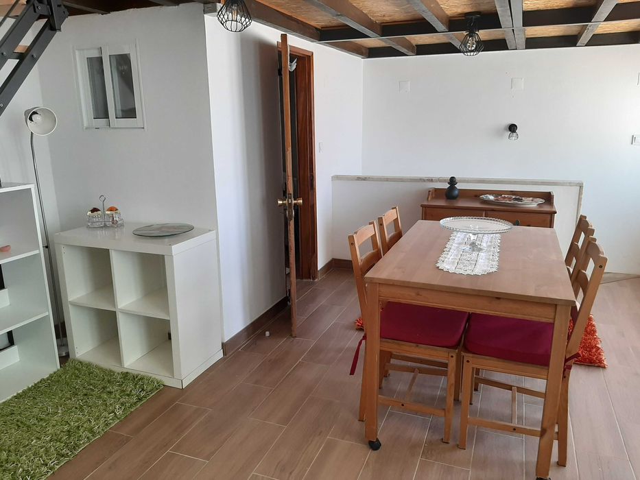 Espaçoso estúdio / T1, mobilado para jovem casal