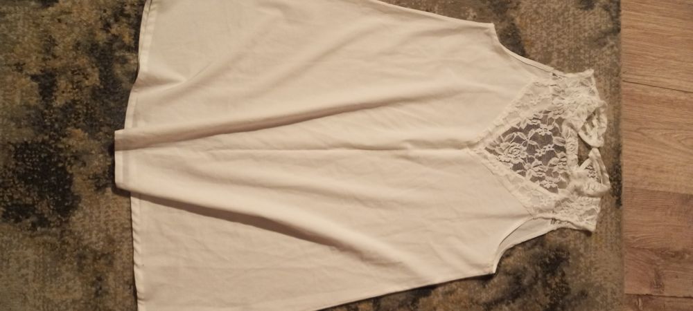 Śliczna biała koronkowa bluzka