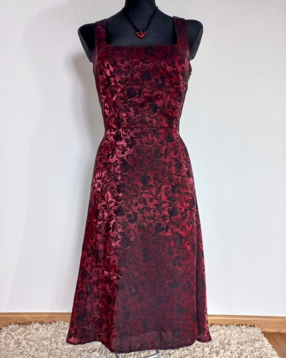Burgundowa aksamitna sukienka midi Roman Originals w kwiaty – wesele,