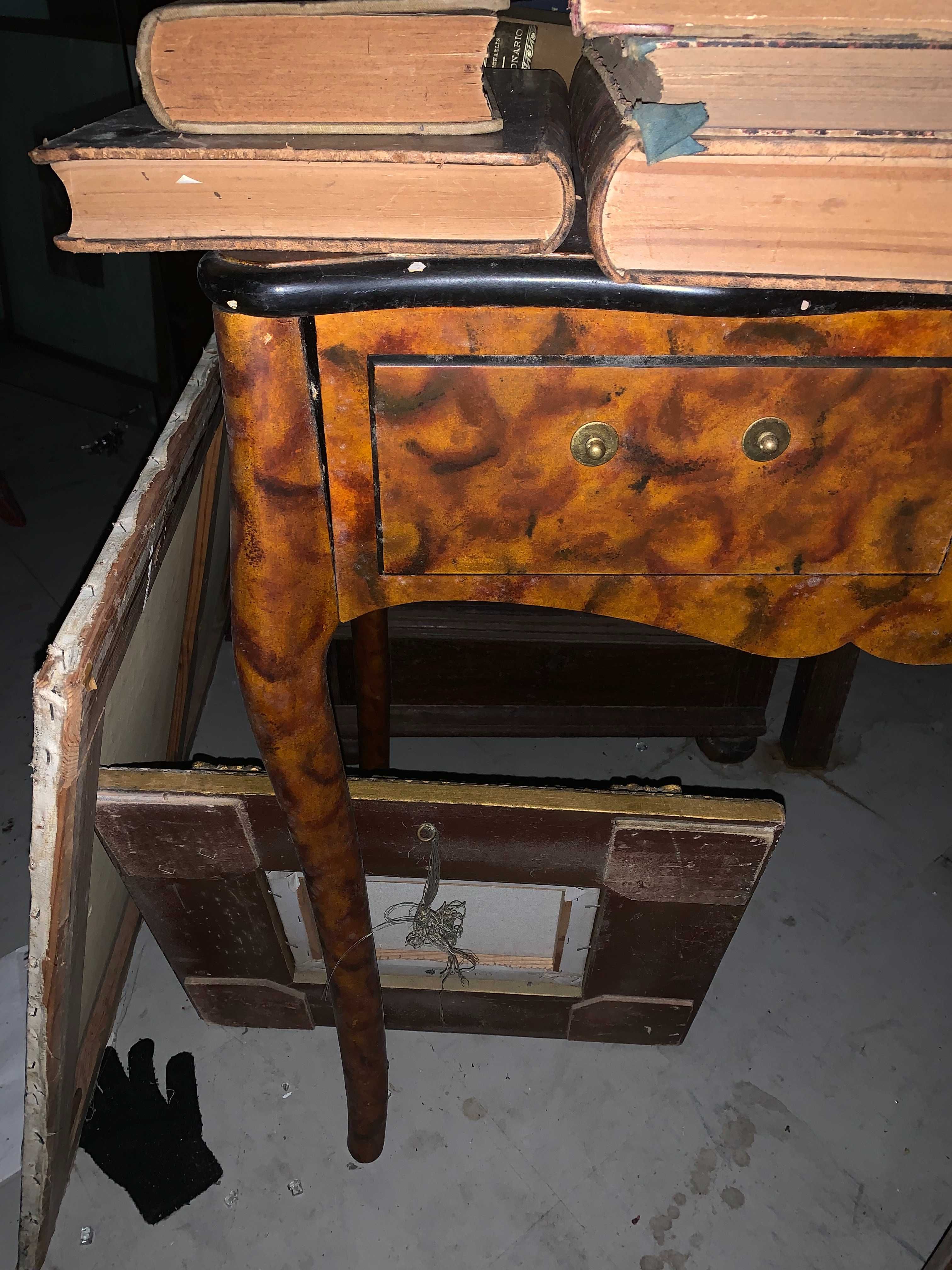 Mesa em madeira com 2 gavetas.
