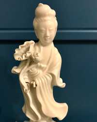 Porcelanowa figurka bogini Kuan-yin, biała porcelana te-hua, XIX/XX w.
