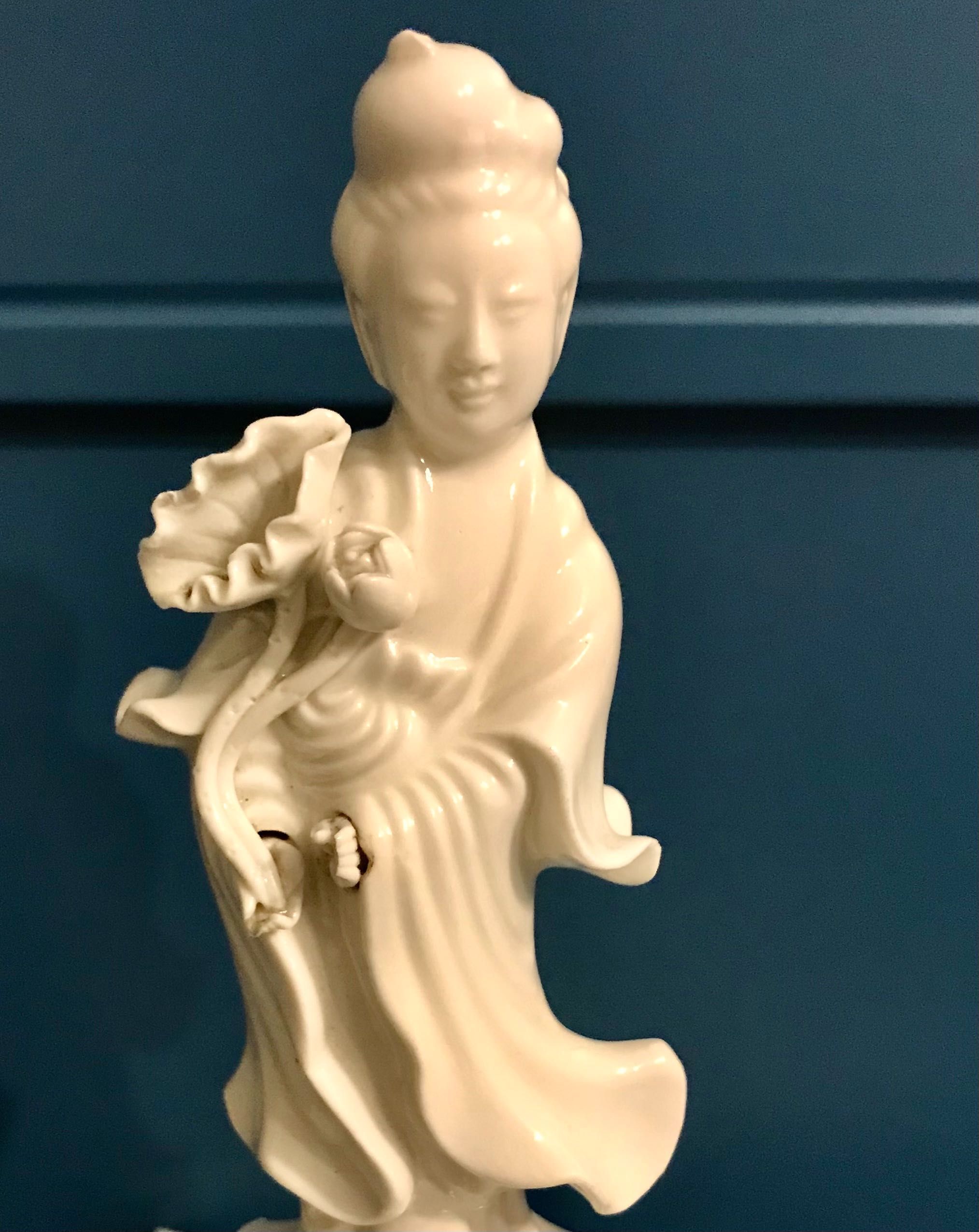 Porcelanowa figurka bogini Kuan-yin, biała porcelana te-hua, XIX/XX w.