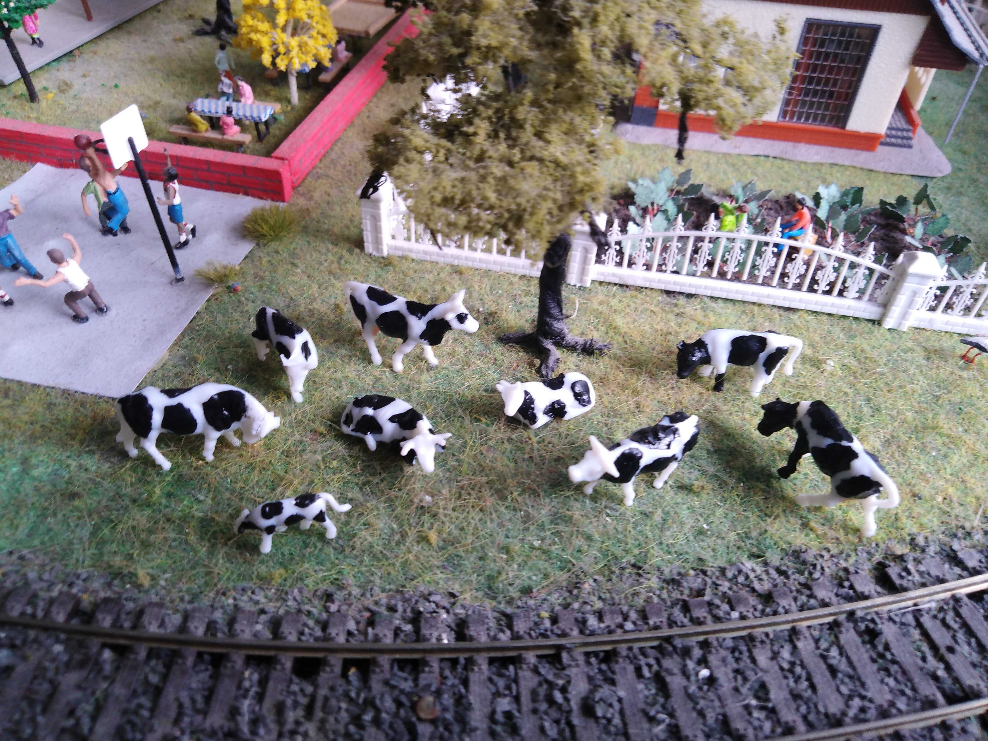 krowy figurki na makietę skala H0-1:87-10 sztuk