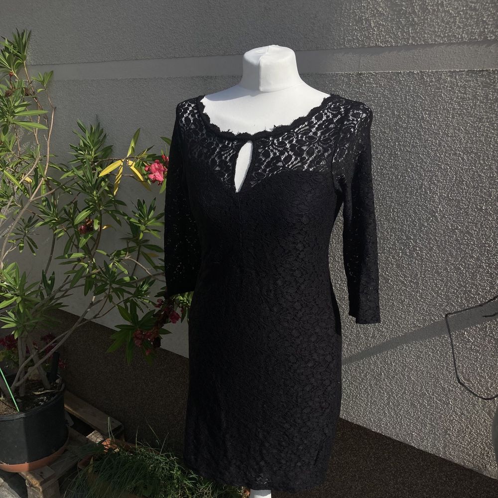 Czarna koronkowa dopasowana sukienka midi do kolan