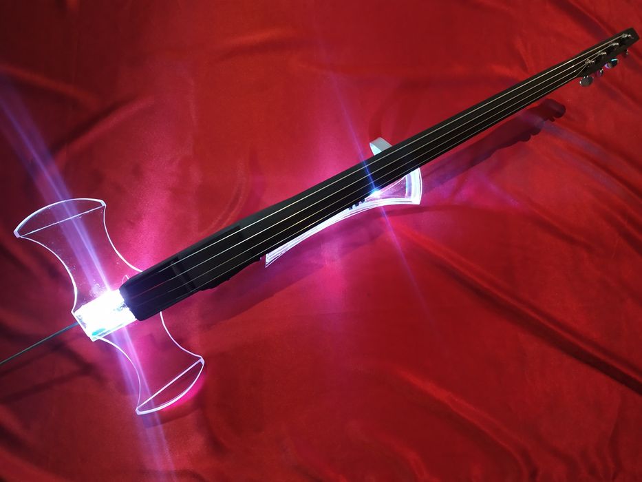 Nowa kompozytowa wiolonczela elektryczna Makowski Viro