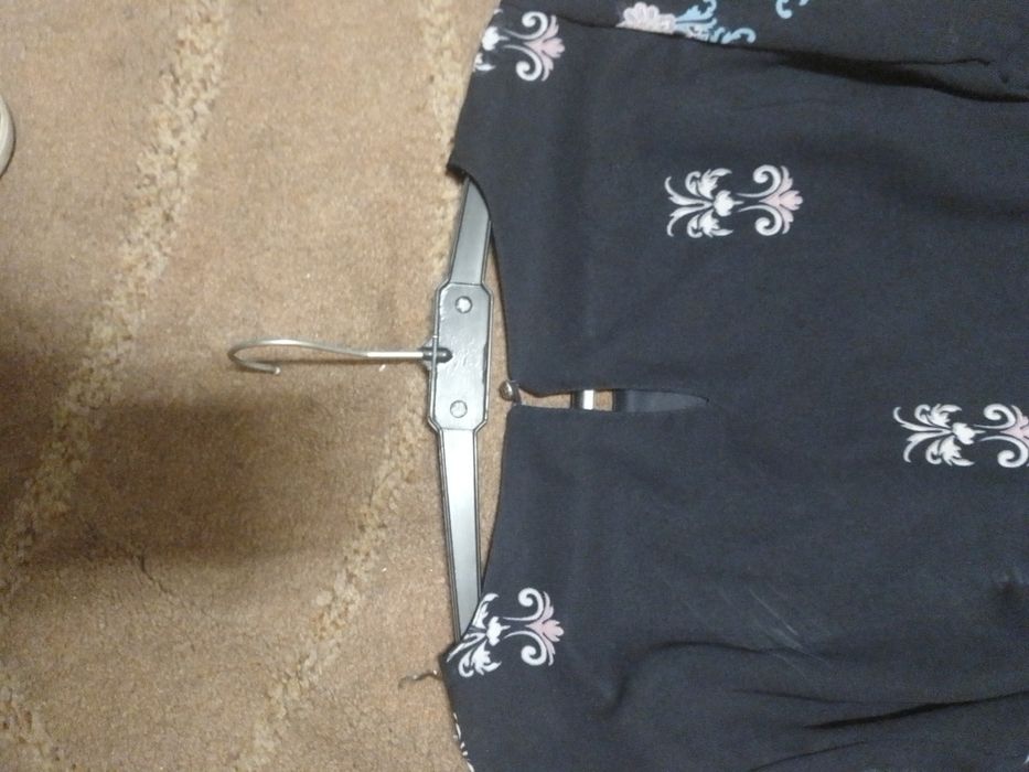 Vestido com barra florida em baixo e nas mangas