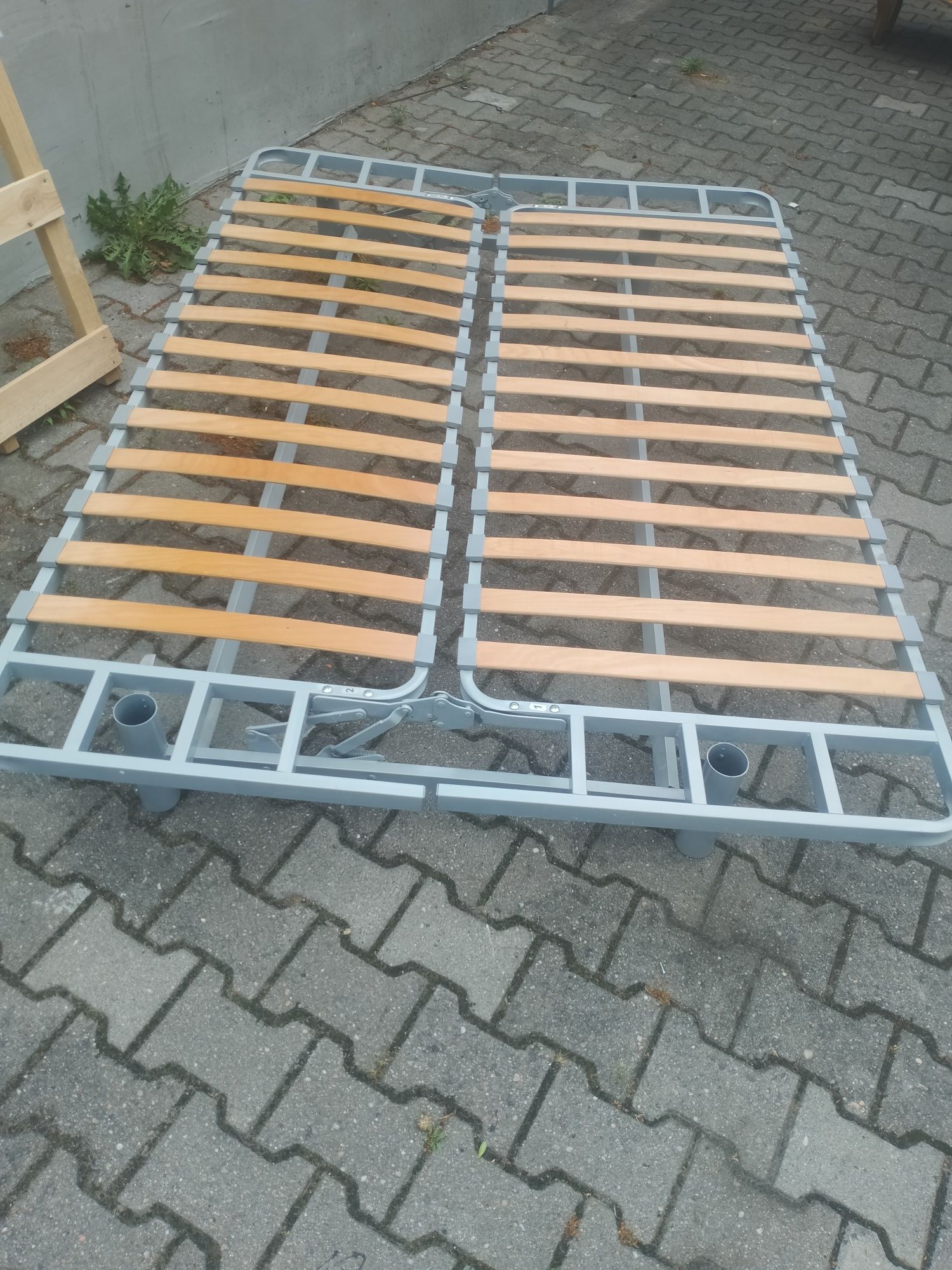 Łóżko metalowe że schowkiem na pościel