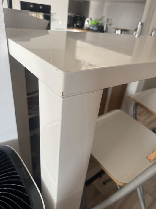 Stol barowy (bialy polysk) z 4 hokerami z ikea