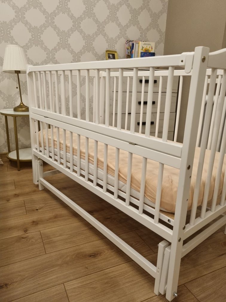 Łóżeczko niemowlęce z kołyską drewniane 3 w 1 z akcesoriami i materac
