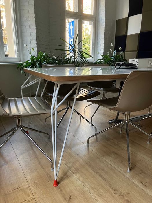 Corian stół konferencyjny 260×144x90 z panelem zasilania – biały