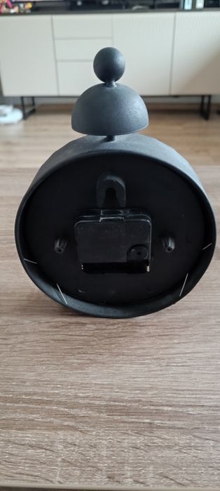 Czarny zegar w stylu retro