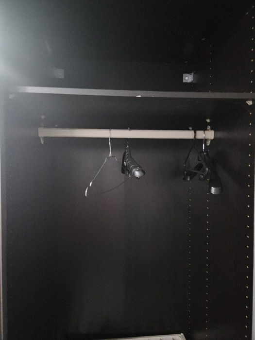 Guarda-fatos com duas portas de correr com espelho