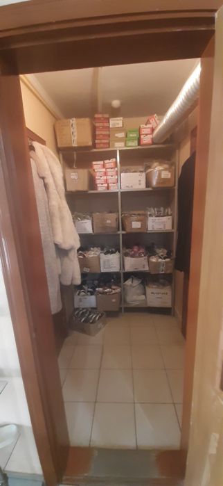 Продається магазин діючий бізнес в центрі базару