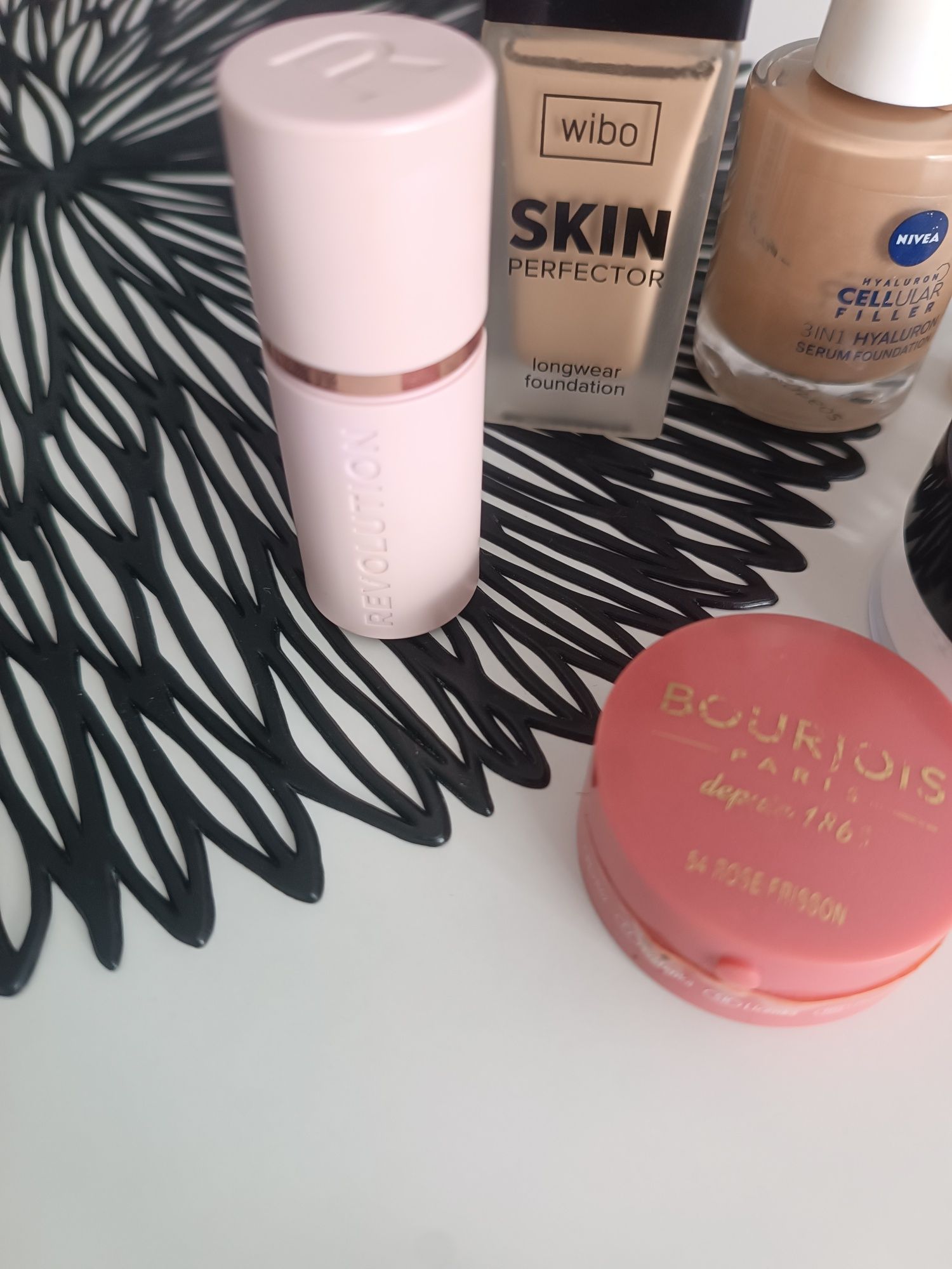 Kosmetyki podkłady róże bronzer
