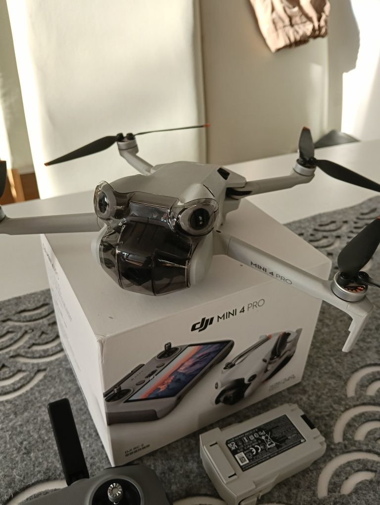 Dron  dji mini 4 pro