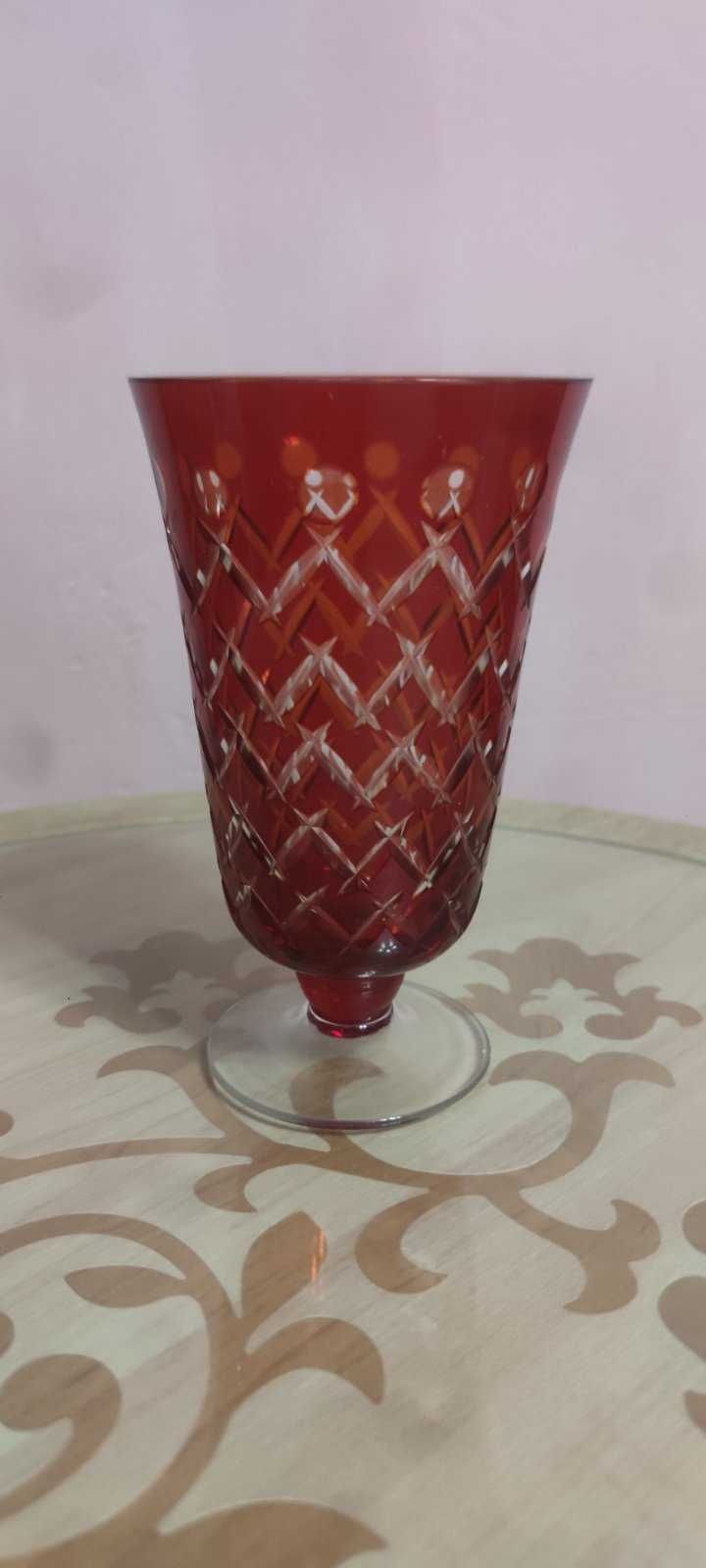 Вінтажна рубіново-червона ваза на ножці. Скло. Чехословаччина