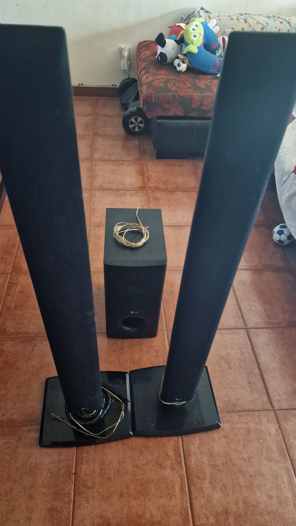 2 Colunas LG (altas) e subwoofer