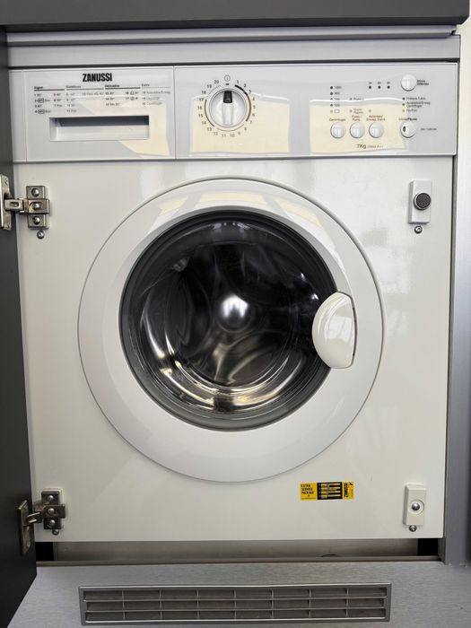 Máquina de Lavar Roupa Encastre Zanussi ZWI71000WA
