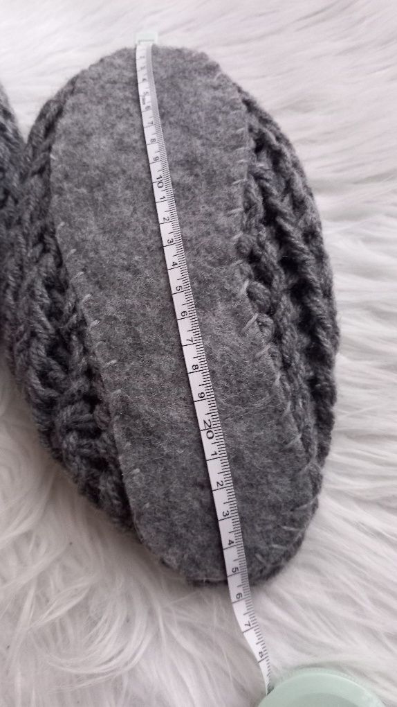 Nowe kapcie robione na drutach