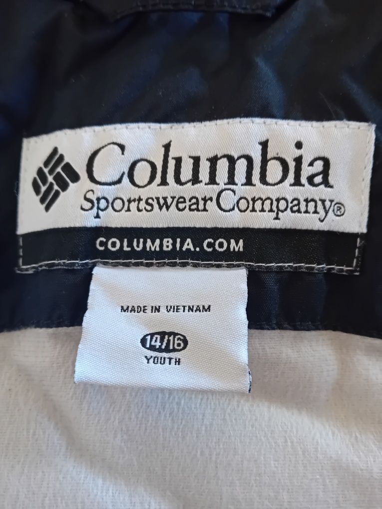 Blusão marca Columbia Sportswear Company com capuz escondido na gola