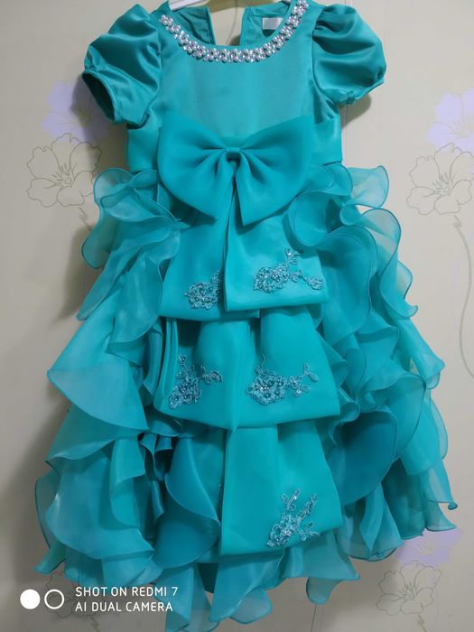 Нарядное платье р.98 зеленое на хлопковой подкладке