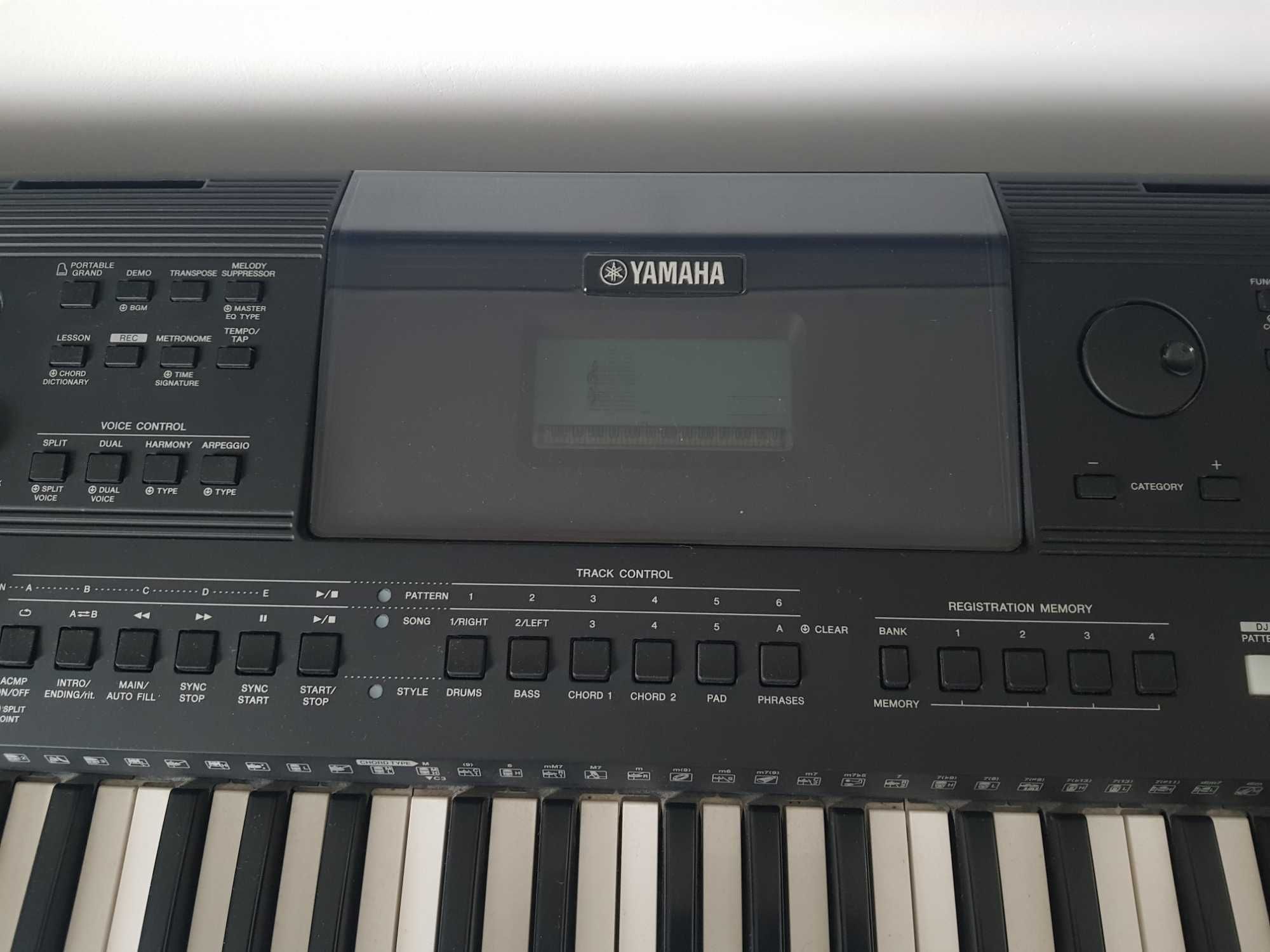 Yamaha PSR EW400 keyboard