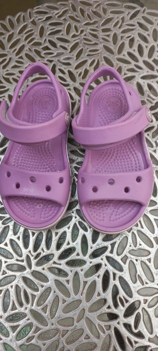 Сандалии для девочки Crocs  23 р