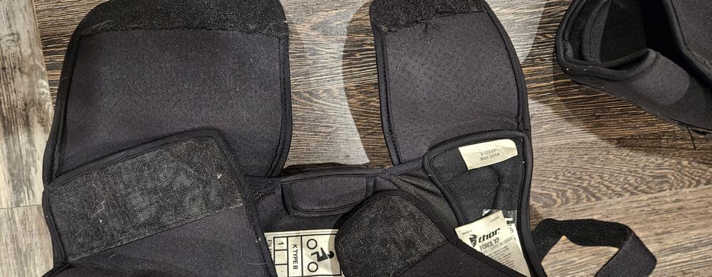 Продам шарнирні наколінники Thor